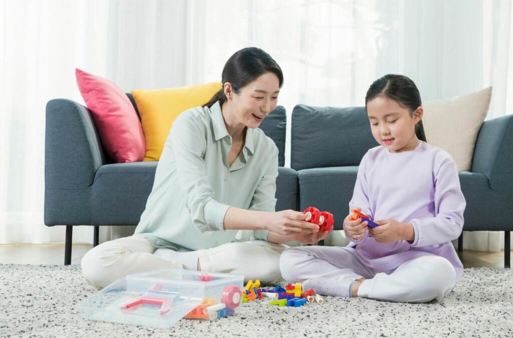 An ABA therapist from Kids Club ABA guiding a child through personalized therapy in Atlanta, GA. ABA Therapy Near Me.