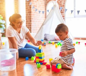 A therapist working one-on-one with a child during an ABA therapy session in Atlanta.