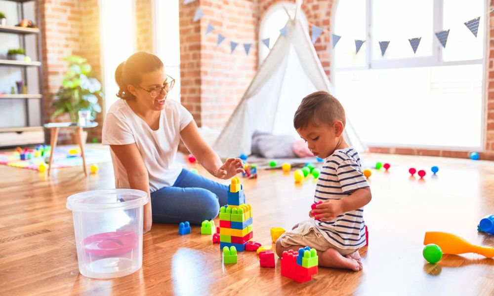 A therapist working one-on-one with a child during an ABA therapy session in Atlanta.