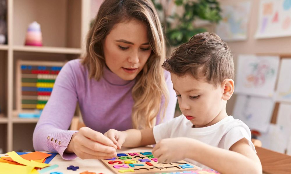 A therapist working one-on-one with a young child using ABA techniques in an Atlanta clinic setting.